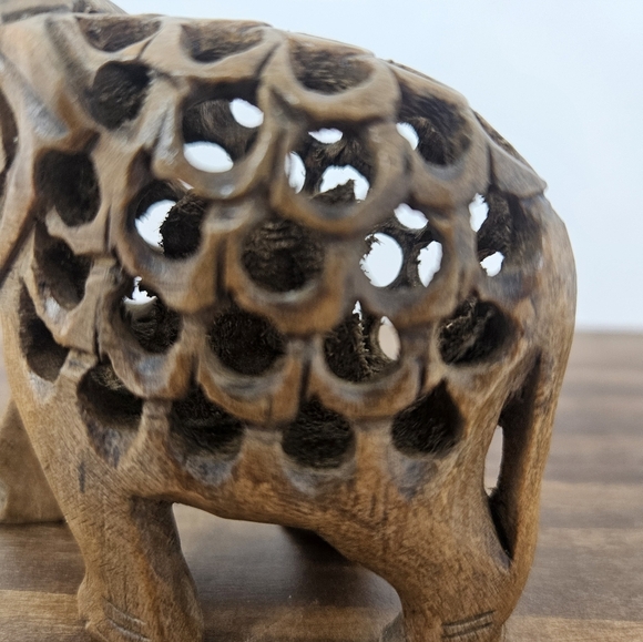 Hand Carved hollow Elephant figurine with baby - Picture 5 of 8